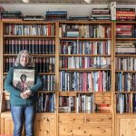 Frau Peters aus Neunkirchen-Seelscheid vor ihrer Bücherwand